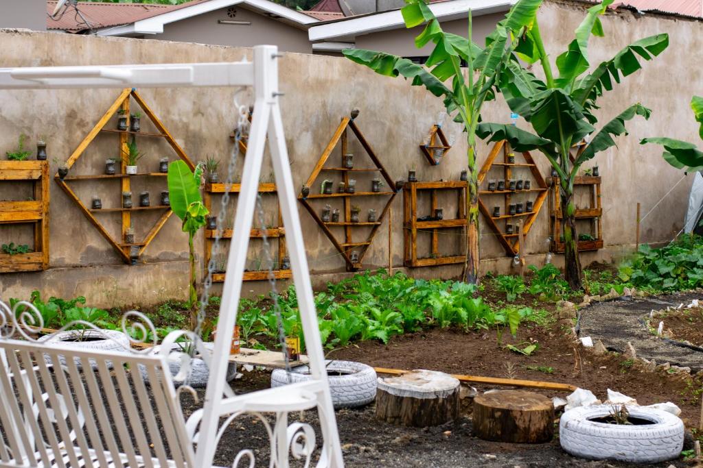 um jardim com paletes de madeira antigas e uma cadeira em Haika Hilltop Hideaway em Sokon