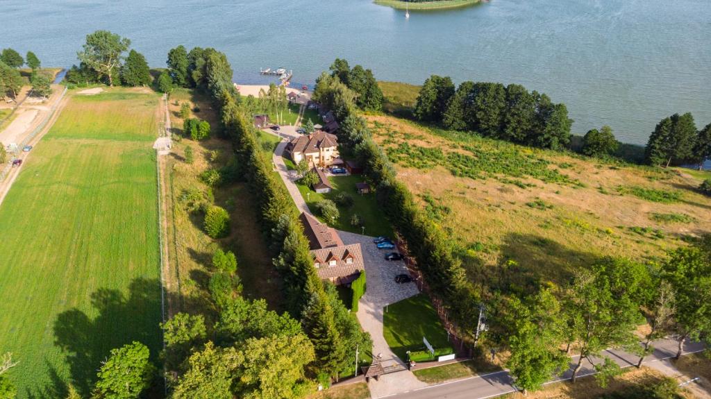 - une vue aérienne sur un parc à côté de l'eau dans l'établissement Willa na wzgórzu, à Giżycko