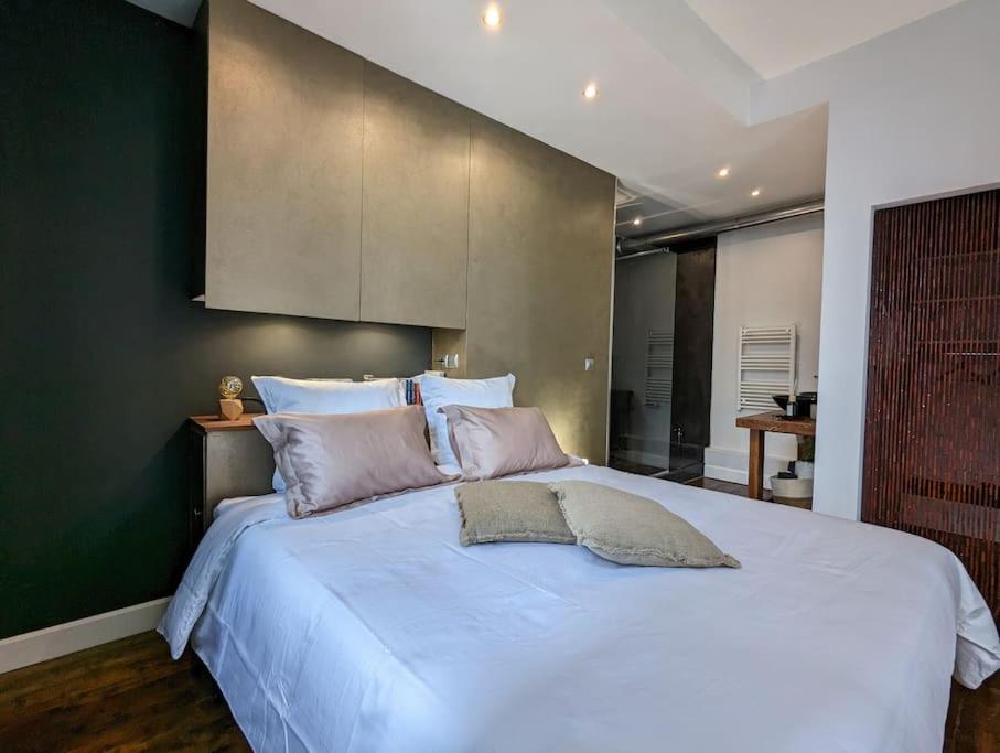 L'Oasis - Charme et confort au centre-ville tesisinde bir odada yatak veya yataklar