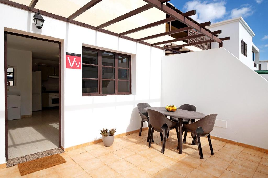 - une salle à manger avec une table et des chaises dans l'établissement Casa Candido, à Playa Honda