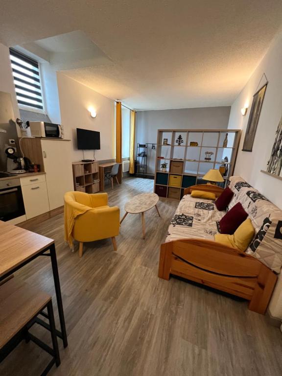een woonkamer met een bed, een bank en een tafel bij Le Cozy Center Wi-Fi Prest'immo in Narbonne