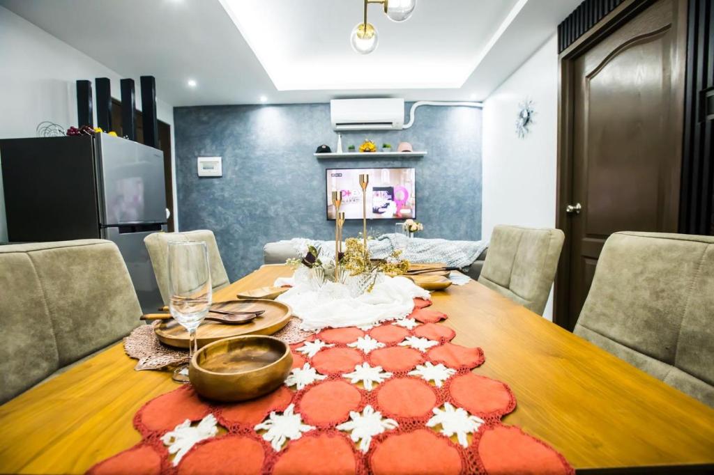 TV a/nebo společenská místnost v ubytování One Oasis 2BR Condo in Mabolo-near SM, Ayala, IT park