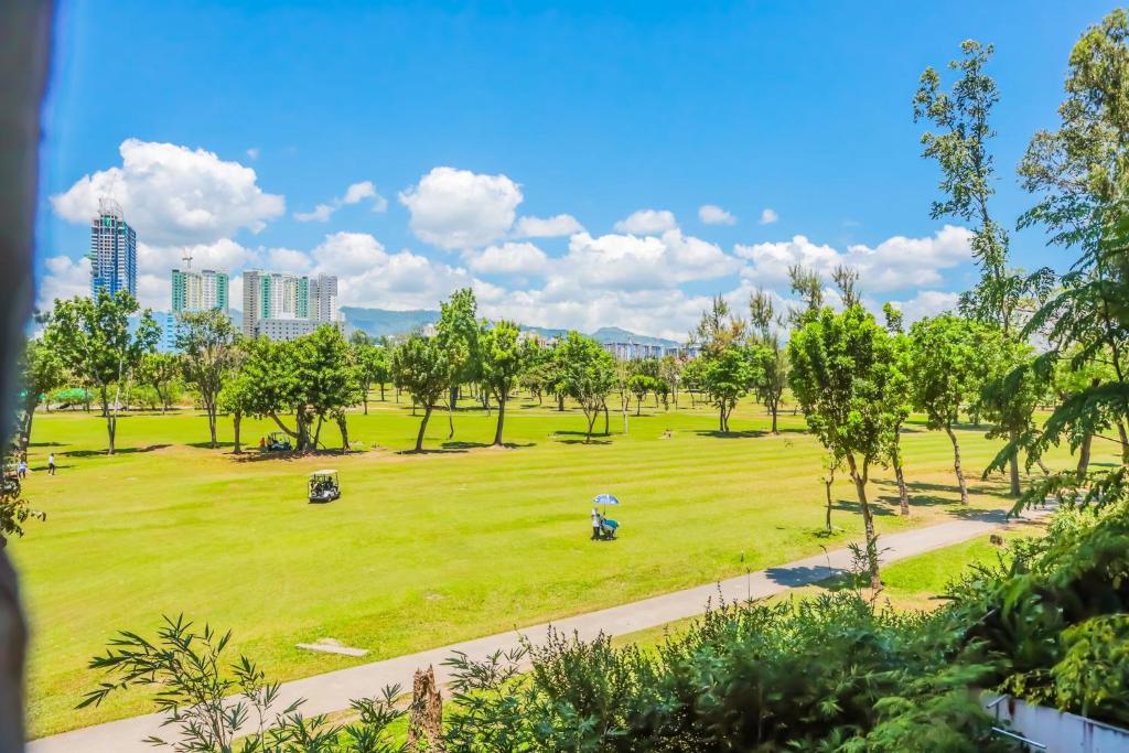 Zahrada ubytování One Oasis 2BR Condo in Mabolo-near SM, Ayala, IT park