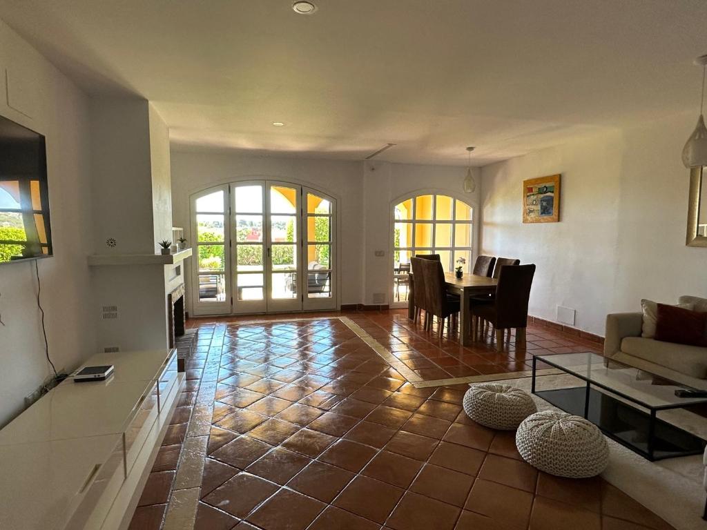 Fotografie z fotogalerie ubytování Stunning house in La Reserva Golf Course v destinaci Sotogrande