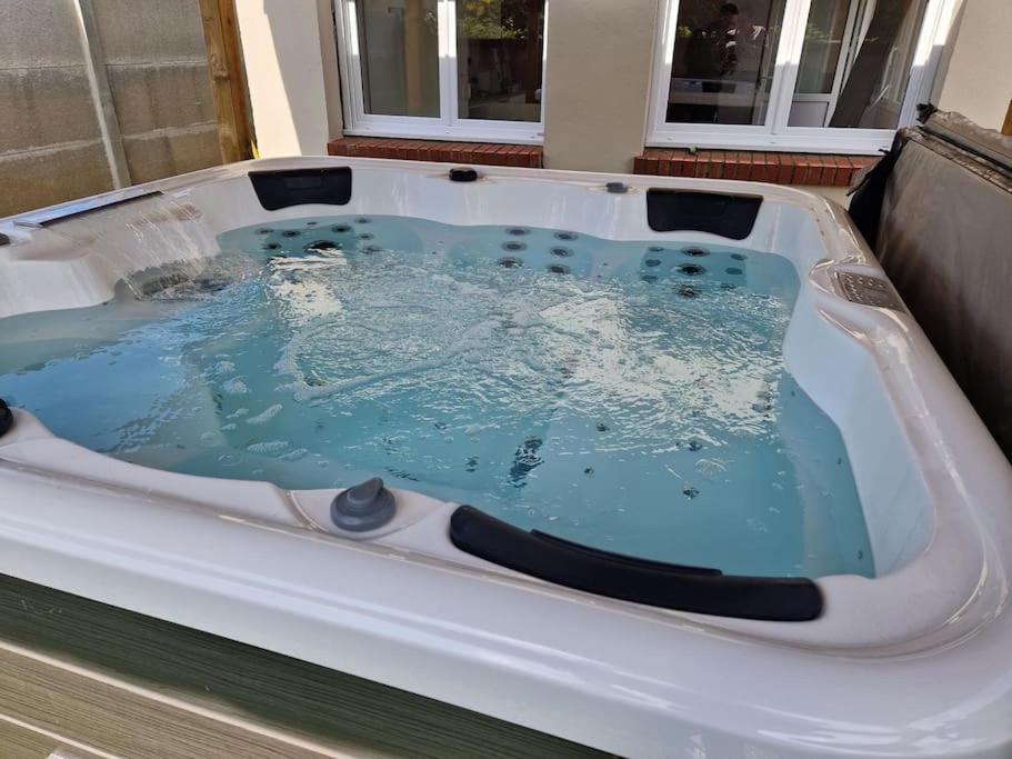 jacuzzi z niebieską wodą w obiekcie Gîte les 4 sabots de la Baie w mieście Bourseville