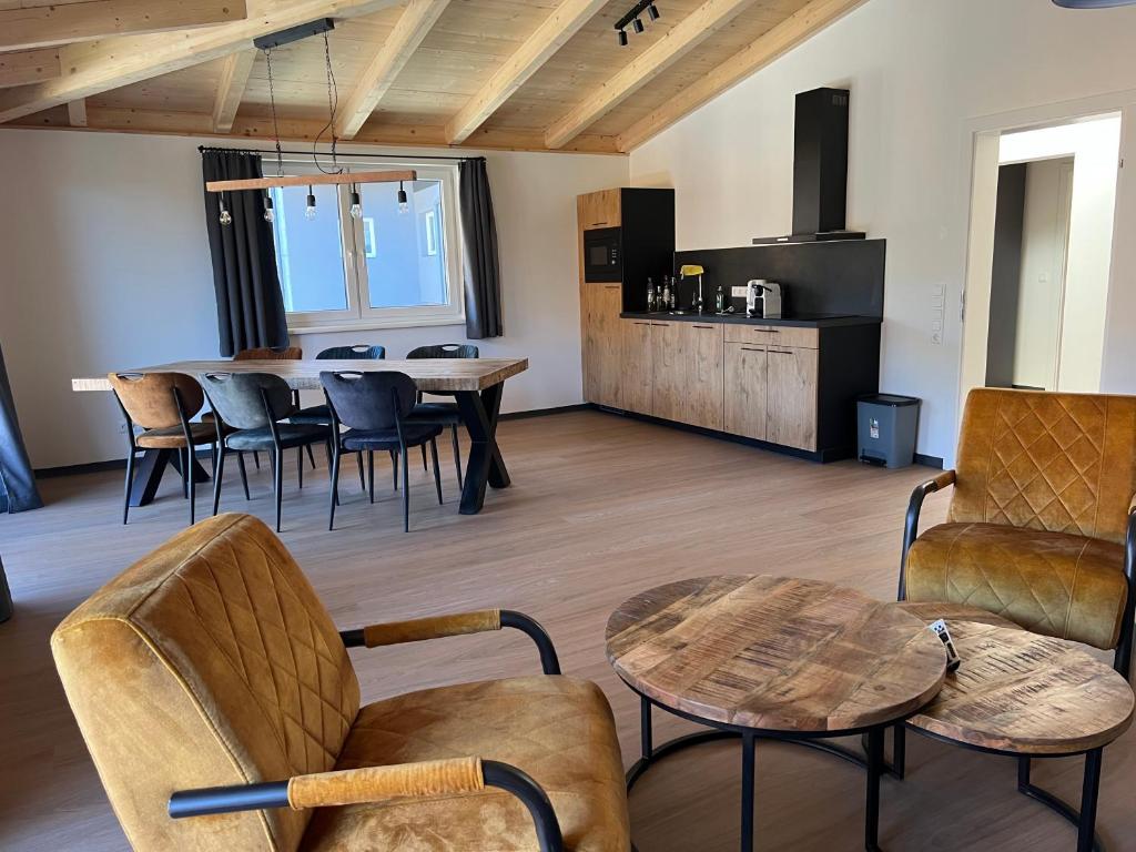 Apartmán Michal في Rattendorf: غرفة معيشة مع طاولة وكراسي