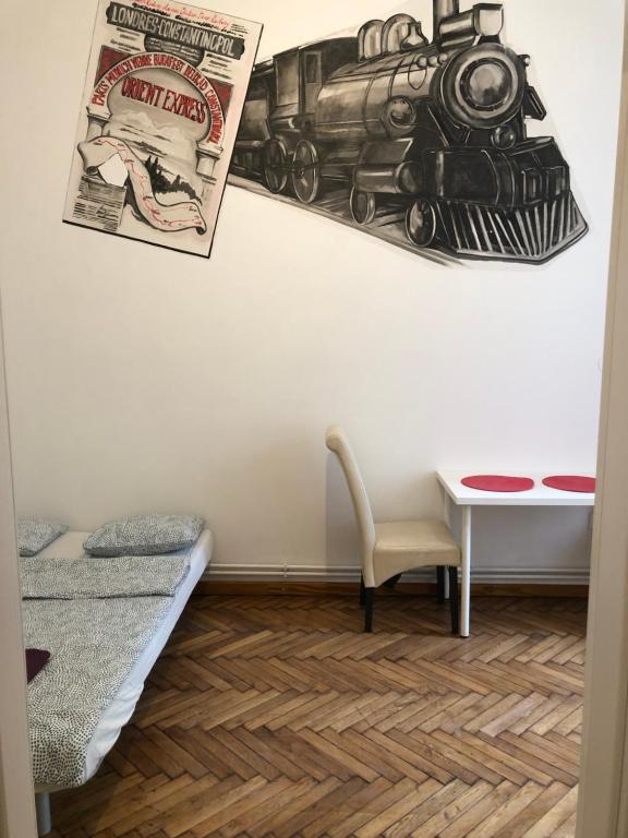 um quarto com uma imagem de comboio na parede e uma mesa em Wawel em Cracóvia