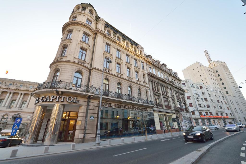 un edificio en una calle de la ciudad con coches pasando por él en Atlas Accommodation, en Bucarest