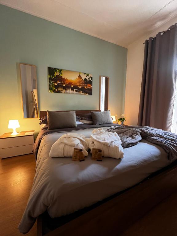 sypialnia z dużym łóżkiem z dwoma pluszakami w obiekcie Roma Vatican's Room w Rzymie
