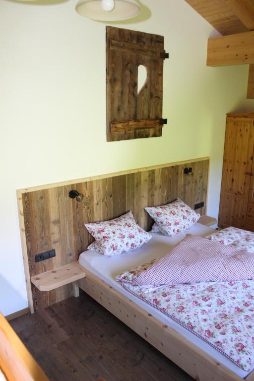 ミッタージルにあるFerienhaus Schwabの木製の壁のベッドルーム1室(ベッド2台付)