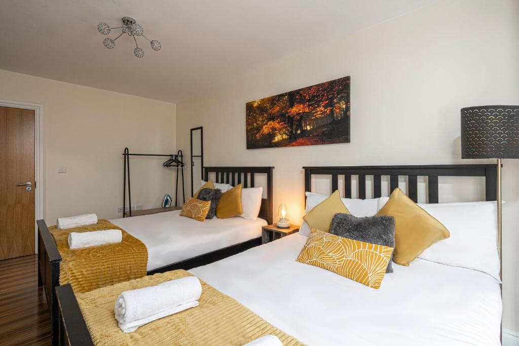 duas camas num quarto com duas camas sidx sidx sidx em Nice 3 Bedrooms apartment near Hyde Park & Oxford St em Londres