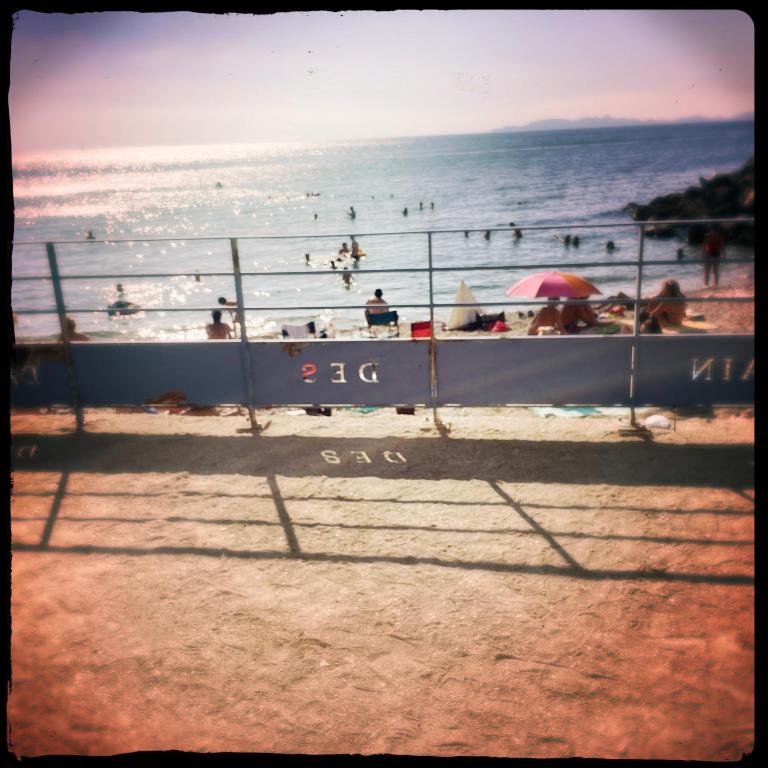 une vue d'une plage avec des gens dans l'eau dans l'établissement Le Patio - n°13206010120SB, à Marseille