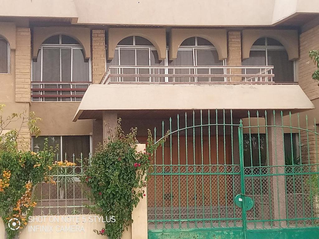 a house with a green gate in front of it at فيلا الزيات in Sarābiyūm