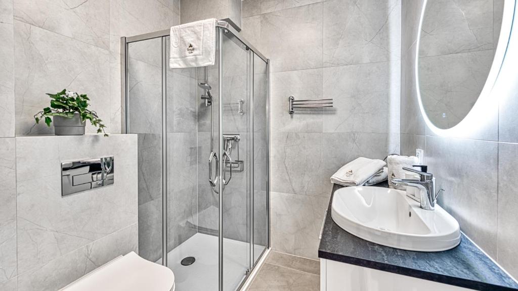 Kúpeľňa v ubytovaní Apartamenty z basenem i saunami STONE HILL RESORT VIP Centrum by Royal Aparts
