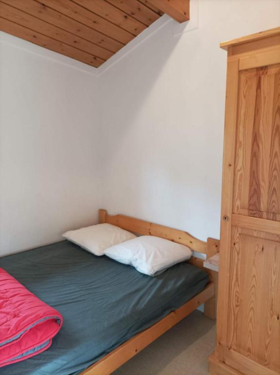 Postel nebo postele na pokoji v ubytování CAMPING DE LA CHALARONNE