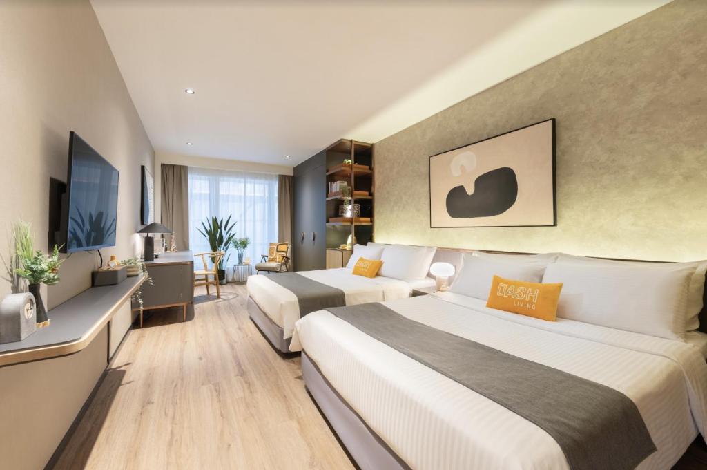 Habitación de hotel con 2 camas y escritorio en Dash Living on Prat, en Hong Kong