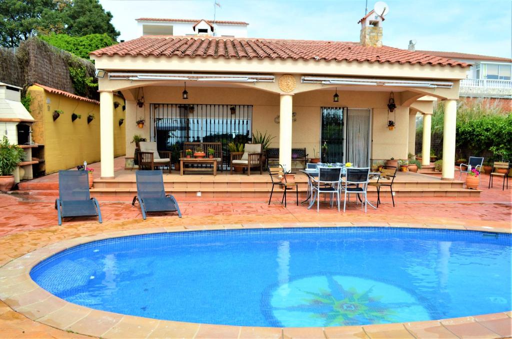 Bazén v ubytovaní Villa Brava 9 personas Lloret de mar alebo v jeho blízkosti