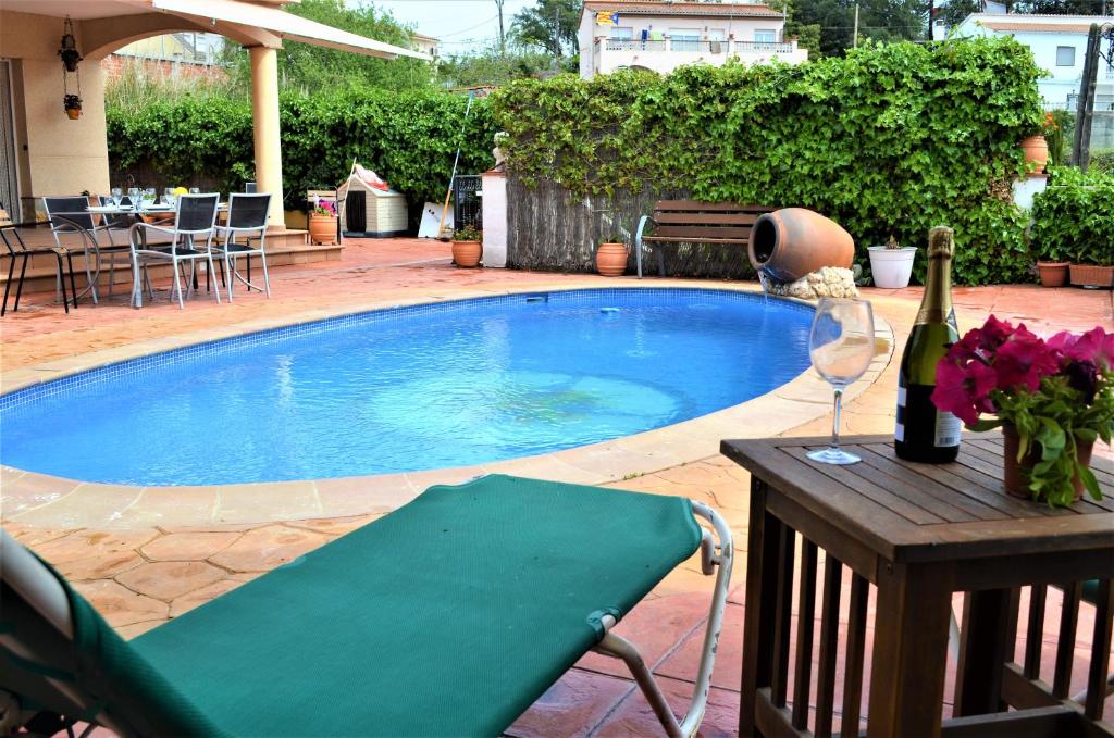 Bazén v ubytovaní Villa Brava 9 personas Lloret de mar alebo v jeho blízkosti