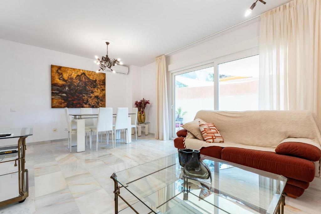 - un salon avec un canapé rouge et une table en verre dans l'établissement Apartamento Ramon y Cajal, à Fuengirola