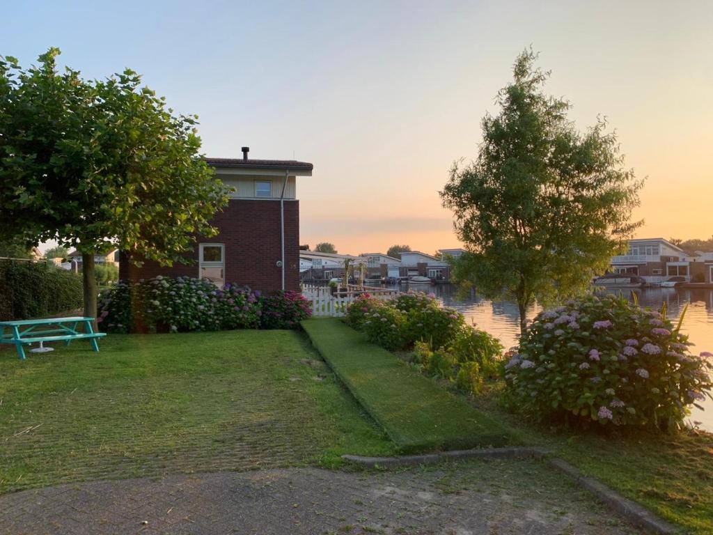 a house next to a body of water at Water Villa Minaro Vinkeveen in Vinkeveen
