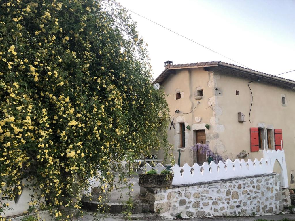 Zdjęcie z galerii obiektu Bâtisse du 14eme en pleine nature w mieście Clermont-Dessous