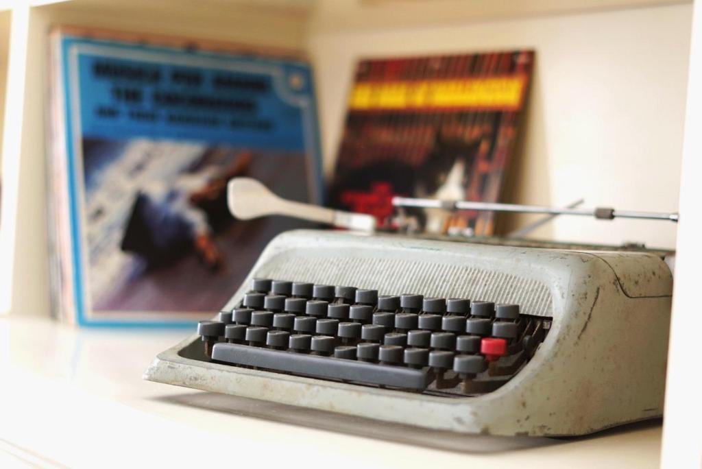 un teclado de juguete sentado en una mesa junto a un libro en Residenza del Corso, en Trani
