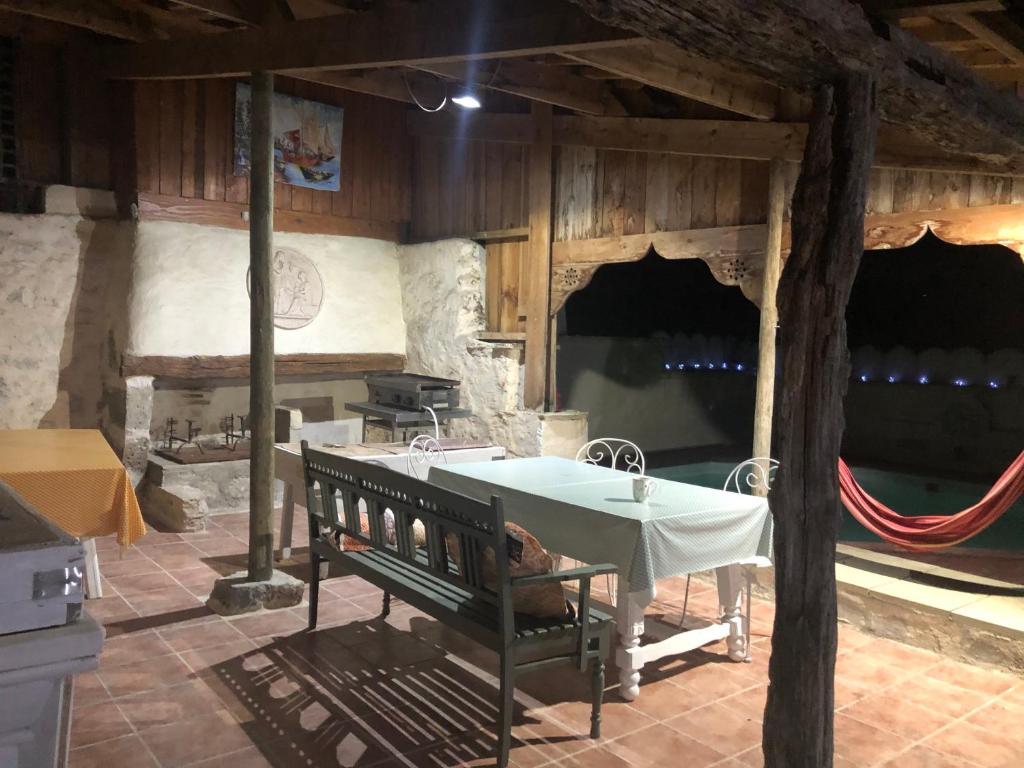 Zdjęcie z galerii obiektu Bâtisse du 14eme en pleine nature w mieście Clermont-Dessous