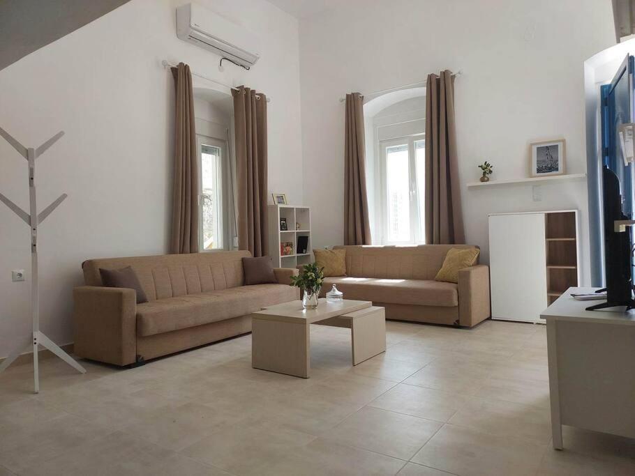 Sala de estar con 2 sofás y mesa en Lion's House en Kalymnos