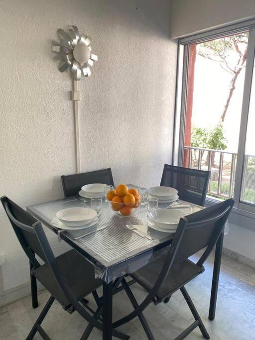 - une table à manger avec un bol d'oranges dans l'établissement Appartement le petit port, au Cap d'Agde