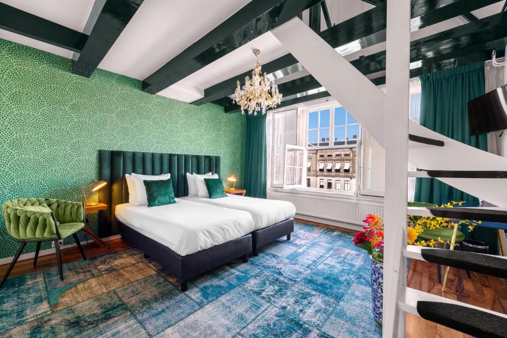 een hotelkamer met een bed en een raam bij Hotel des Arts in Amsterdam