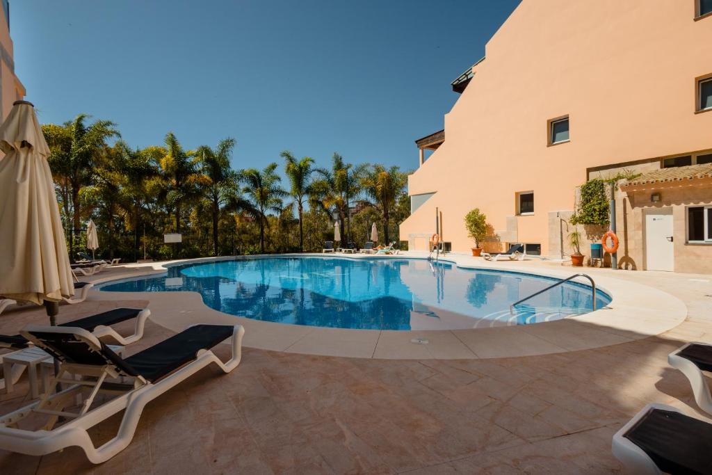 Bazén v ubytování Penthouse with sea views in Nueva Andalucía nebo v jeho okolí