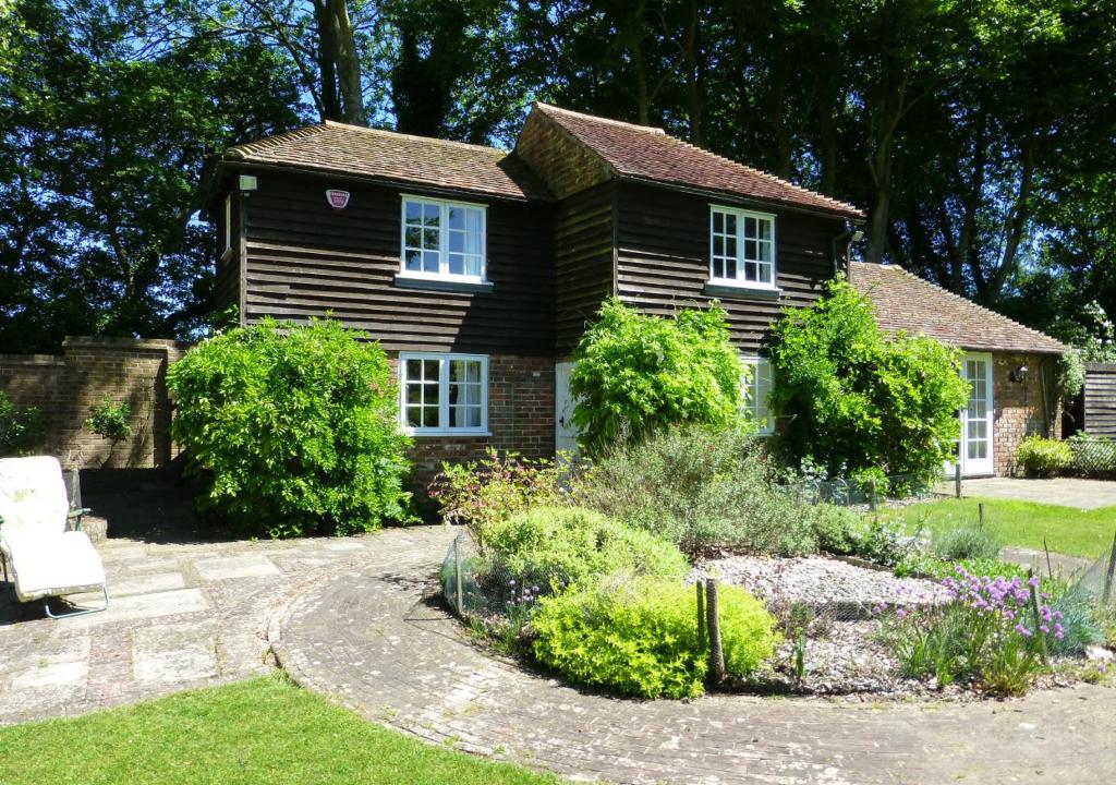 a house with a garden in front of it at Well Cottage in Barham