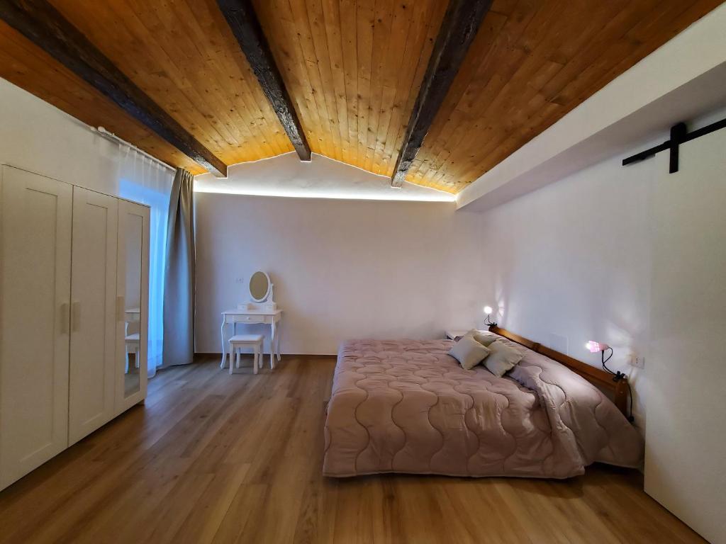 ein Schlafzimmer mit einem Bett und einer Holzdecke in der Unterkunft Il Centro Storico in Grottole