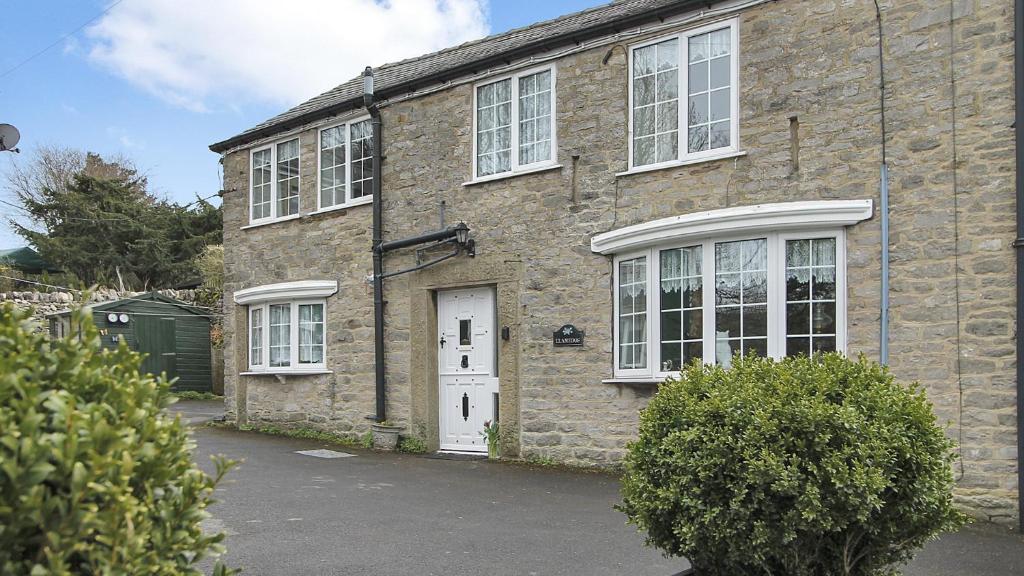 Llamedos, Castleton (updated prices 2024)