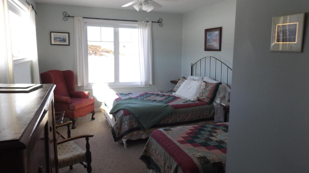Llit o llits en una habitació de Johnson Shore Inn
