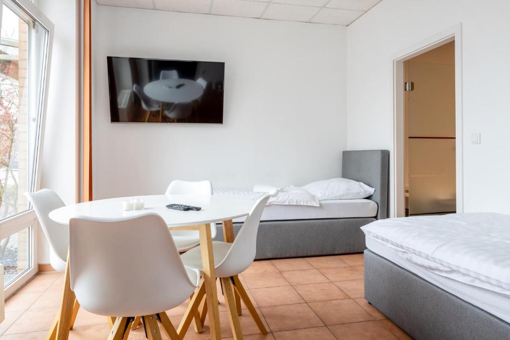 a room with a table and chairs and a bed at Gemütliches zentrales Apartment - Netflix in Kleve