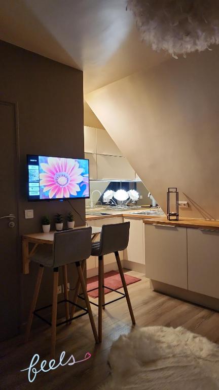 Il dispose d'une cuisine avec un bureau doté d'un ordinateur. dans l'établissement Cozy Studio Paris 16ème - Arc de Triomphe, Champs Elysées & Trocadero, à Paris