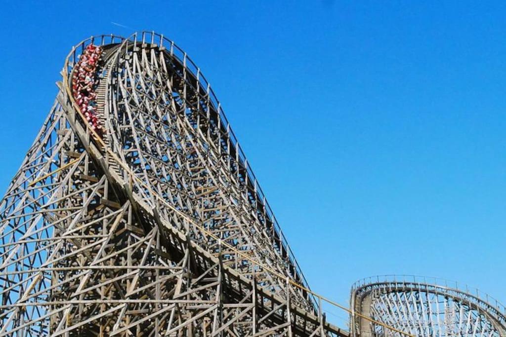 a ride on a roller coaster in a blue sky at Gezellig appartement, Gerenoveerd eind 2022 in Tilburg