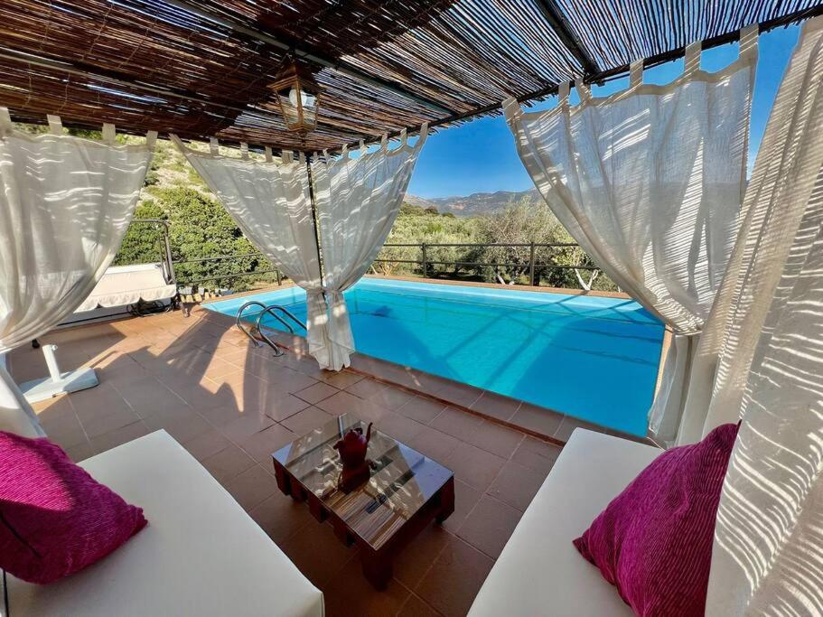 un soggiorno con vista sulla piscina di Casa Rural Alfavila a Castillo de Locubín