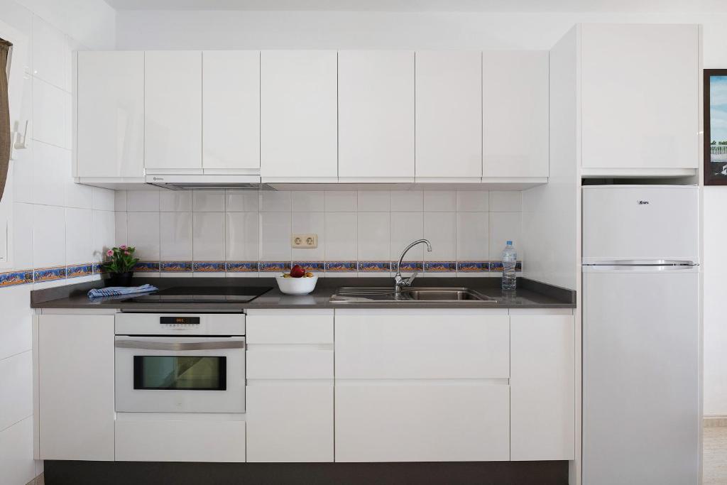 A kitchen or kitchenette at Callao Beach 2