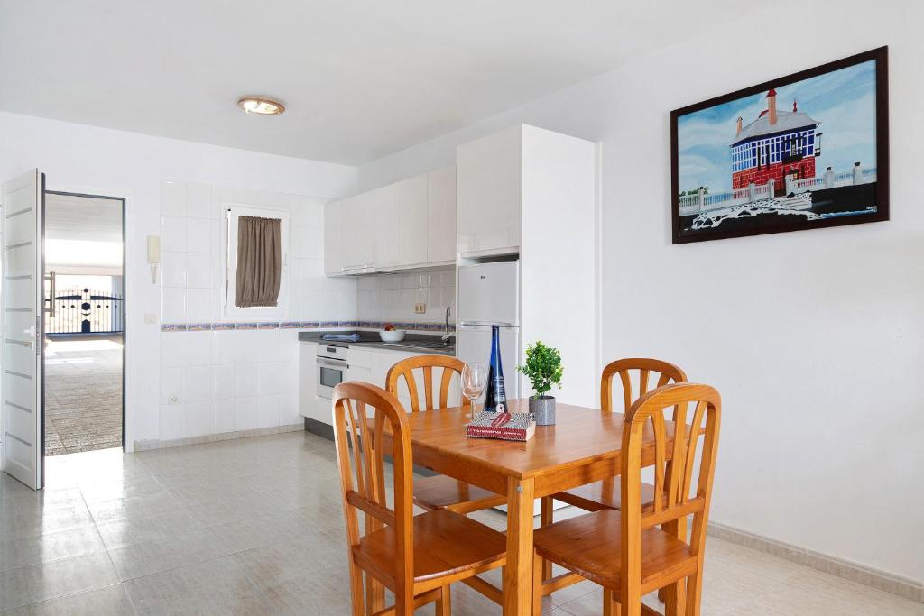 A kitchen or kitchenette at Callao Beach 2