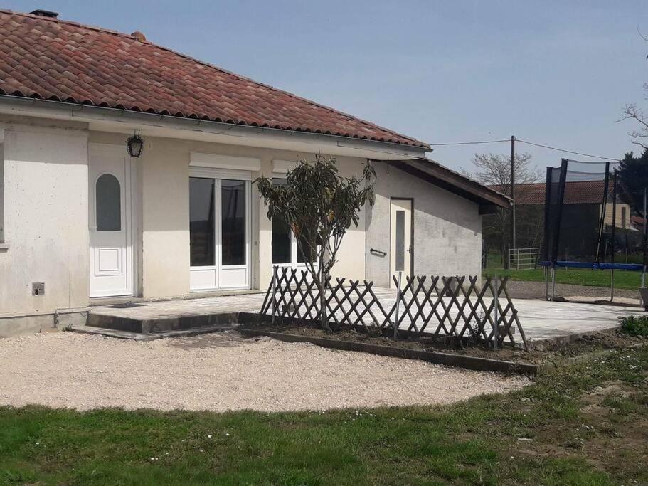 ein kleines Haus mit einem Zaun davor in der Unterkunft Gite Au Marianne in Jû-Belloc