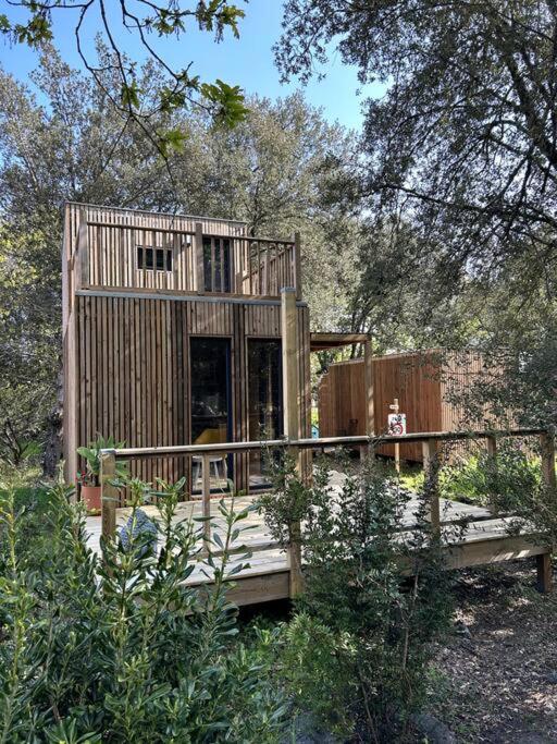 une maison en bois au milieu d'un jardin dans l'établissement Ma cabane sous les arbres, à Soulac-sur-Mer