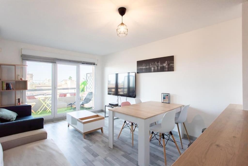 Televízia a/alebo spoločenská miestnosť v ubytovaní L41 Suite Paladium 8pax 4rooms balcony WIFI AC