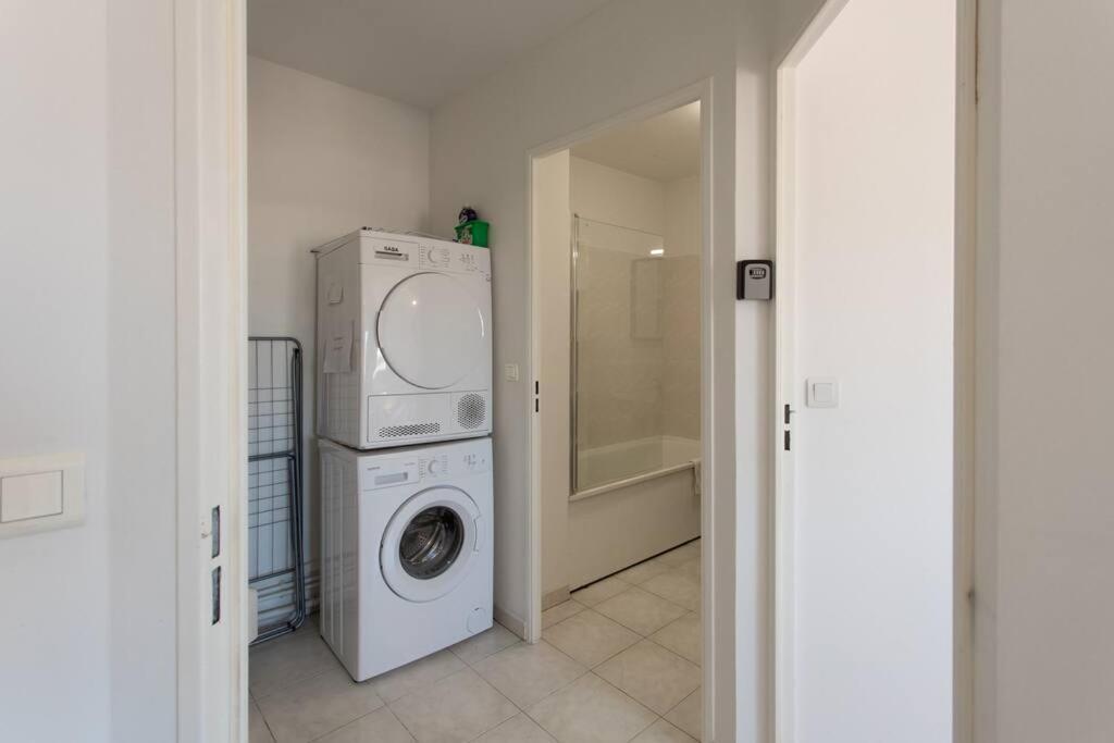 a laundry room with a washing machine and a washer at L41 Suite Paladium parking 8pax 4rooms balcony WIFI&#47;AC in Nice