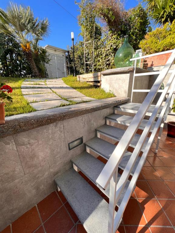 un conjunto de escaleras con barandilla blanca en Casa di Giove room, en Pompeya