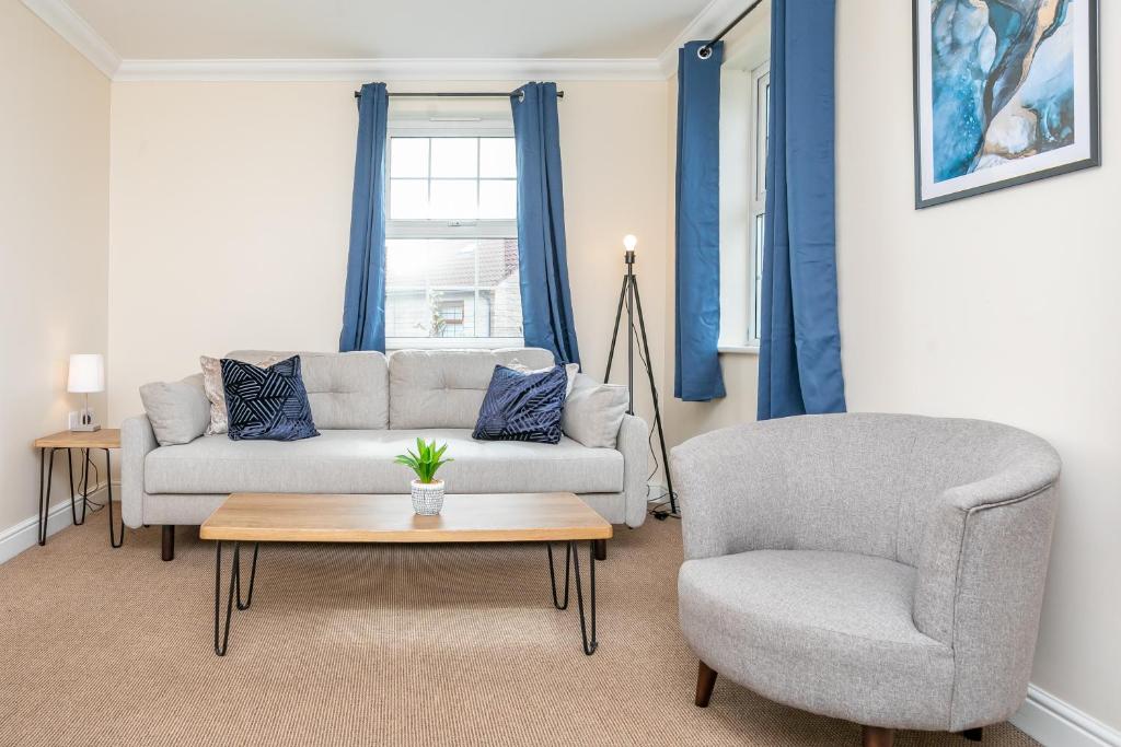 sala de estar con sofá y silla en Durham Heights en Leyland