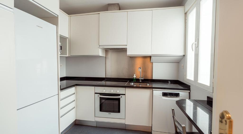 A kitchen or kitchenette at My City Home - Amplio apartamento en Salamanca