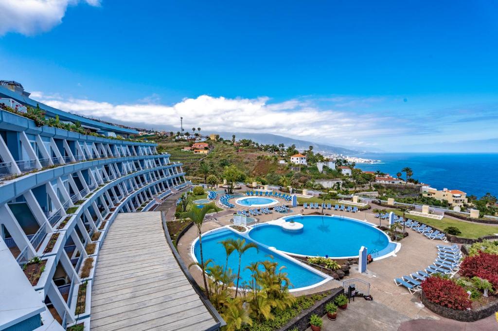 z góry widok na ośrodek z basenem i ocean w obiekcie Coral La Quinta Park Suites w mieście Santa Úrsula