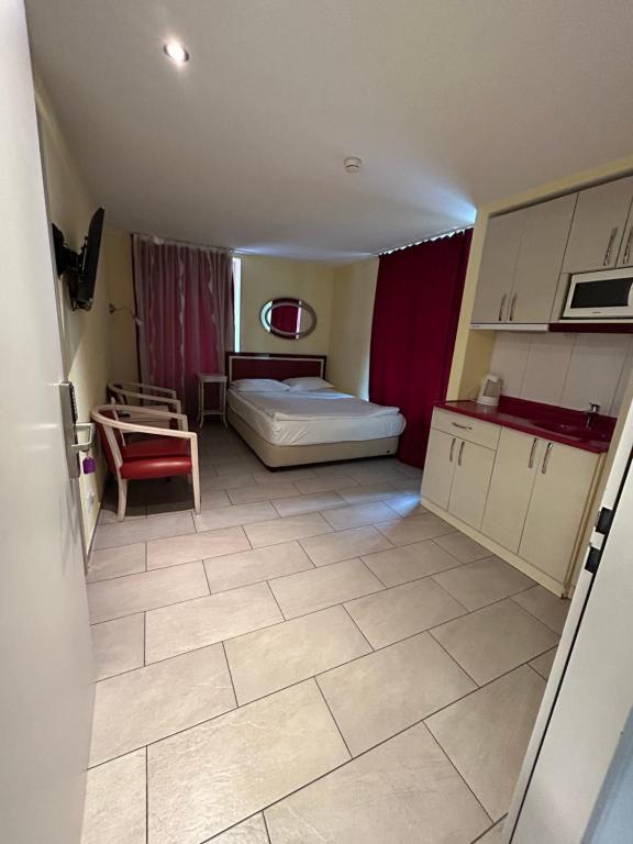 ein kleines Zimmer mit einem Bett und einem Tisch darin in der Unterkunft Gasthaus 210 in Zürich